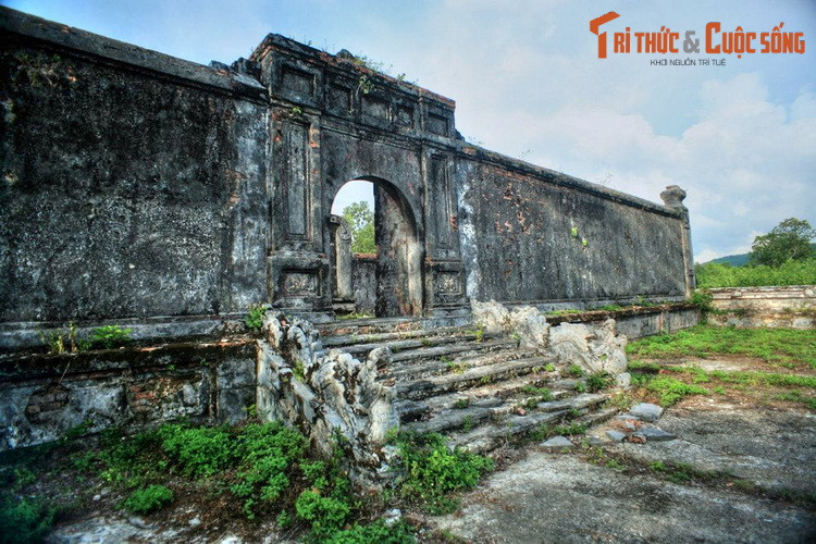 4. Nằm trong khuôn viên lăng Gia Long, lăng Thoại Thánh là nơi an nghỉ của bà Nguyễn Thị Hoàn (1736 - 1811), hiệu là Hiếu Khang Hoàng hậu, mẹ vua Gia Long. Đây là một trong những lăng mộ có quy mô to lớn bậc nhất trong lăng mộ các hoàng thân nhà Nguyễn ở Huế.