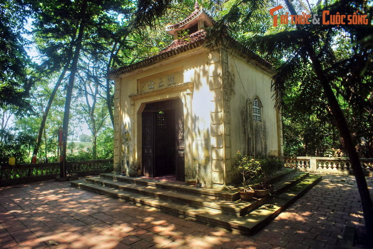 Văn bia trong lăng ghi lại tên tuổi các ngài, đó là Vị đệ nhất: Đồng Sức, được phong là Anh nghị Linh thông Đại vương; Vị đệ nhị: Đồng Dạ, được phong là Chính trực Linh ứng Đại vương; Vị đệ tam: Thập Lang, được phong là Phù vận Cảm ứng Đại vương.