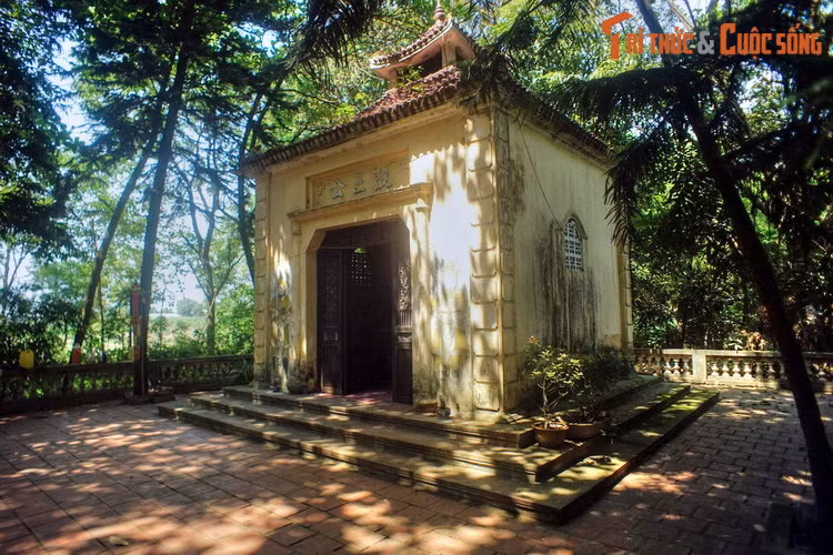 Văn bia trong lăng ghi lại tên tuổi các ngài, đó là Vị đệ nhất: Đồng Sức, được phong là Anh nghị Linh thông Đại vương; Vị đệ nhị: Đồng Dạ, được phong là Chính trực Linh ứng Đại vương; Vị đệ tam: Thập Lang, được phong là Phù vận Cảm ứng Đại vương.