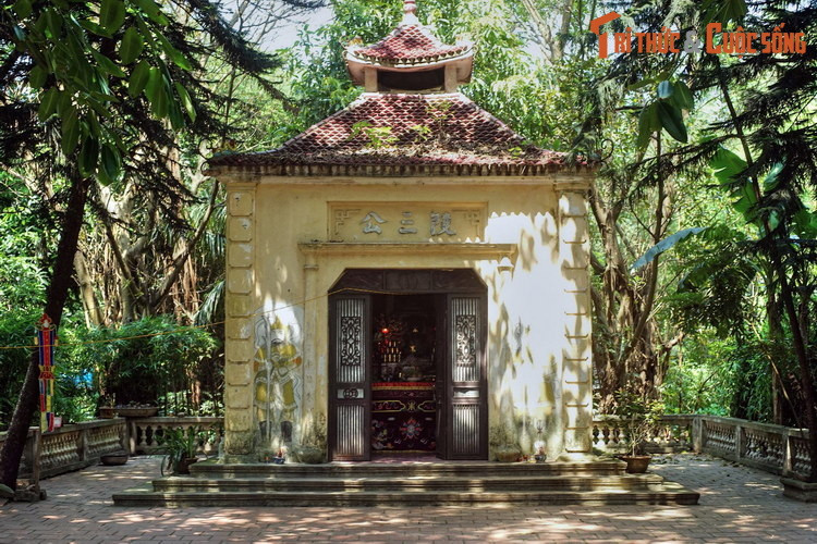 Theo như thần phả, thần tích còn truyền lại thì cả ba vị đồng sinh (cùng sinh) ngày 15/8/137 TCN (năm Giáp Thìn). Đồng hóa (cùng mất) ngày mùng 2/12/112 TCN (năm Kỷ Tỵ).