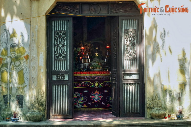 Lúc sinh thời, Tam công Đại vương là những người văn võ toàn tài, đã có công giúp dân cứu nước, đánh giặc Hán Vũ Đế. Sau khi mất, các vị được cư dân dựng lăng, lập đình phụng thờ, được Triệu Ai Vương ban sắc phong năm 112 TCN.