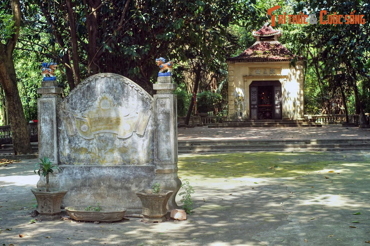 Ngay dưới chân đê sông Đuống, thuộc địa phận làng Đồng Đoài, xã Đại Đồng Thành, huyện Thuận Thành, tỉnh Bắc Ninh, lăng Tam công Đại vương là nơi thờ phụng ba vị nhân thần được tôn làm thành hoàng của ba làng Đồng Đông, Đồng Đoài và Đồng Văn xưa.