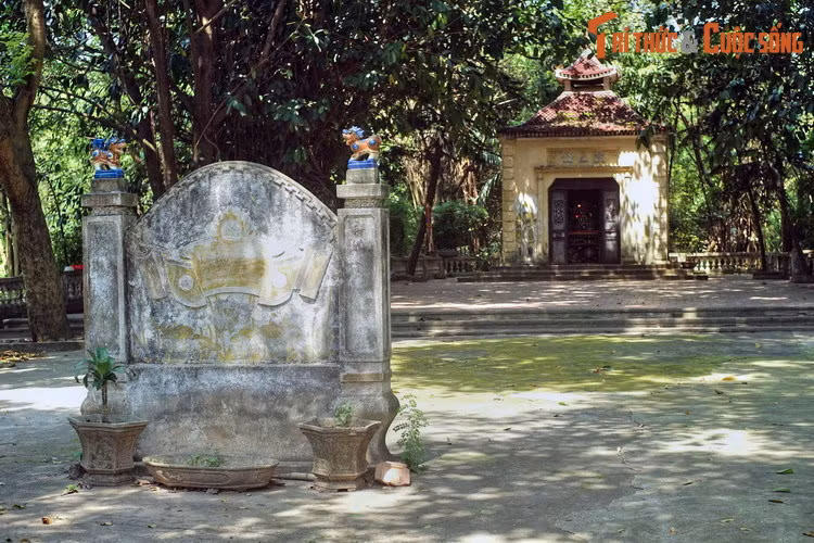 Ngay dưới chân đê sông Đuống, thuộc địa phận làng Đồng Đoài, xã Đại Đồng Thành, huyện Thuận Thành, tỉnh Bắc Ninh, lăng Tam công Đại vương là nơi thờ phụng ba vị nhân thần được tôn làm thành hoàng của ba làng Đồng Đông, Đồng Đoài và Đồng Văn xưa.