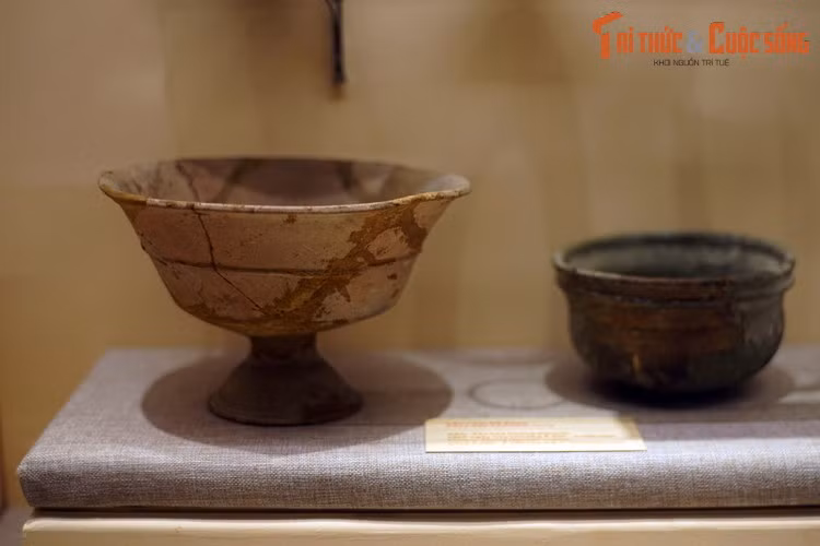 Các loại đồ đựng bằng gốm của văn hóa Phùng Nguyên. Theo các nhà nghiên cứu, đồ gốm Phùng Nguyên có kiểu dáng phong phú, hoa văn tinh tế, đã đạt đến trình độ phát triển cao với việc sử dụng bàn xoay.