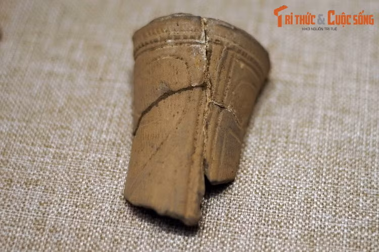 Mảnh đồ đựng có trang trí hoa văn Phùng Nguyên. Gốm Phùng Nguyên được nung trong hố hở ở ngoài trời, nhiệt độ khoảng 600-800 độ C.Họ đã biết tráng gốm phủ ngoài trước khi đưa vào lò nung, có thể coi là bước khởi đầu cho kỹ thuật tráng men gốm sau này.