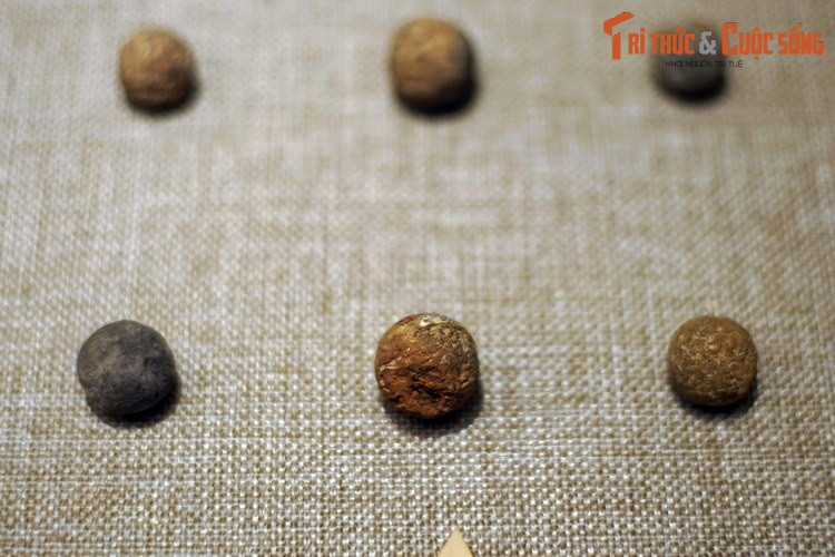 Đạn gốm văn hóa Phùng Nguyên. Về loại hình, đồ gốm Phùng Nguyên chủ yếu là đồ gia dụng, gồm nồi, bình, bát có chân đế... Ngoài ra còn có các loại công cụ sản xuất như, đồ trang sức, đạn dùng trong săn bắn...