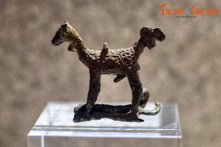 1. Tượng động vật Dốc Chùa (BT Tỉnh Bình Dương) có niên đại cách ngày nay khoảng 2.500 năm, được khai quật tại Dốc Chùa, Tân Uyên, Bình Dương năm 1977. Thuộc văn hóa Đồng Nai, bức tượng bằng đồng này là một trong những Bảo vật quốc gia có tuổi đời cao nhất Việt Nam.