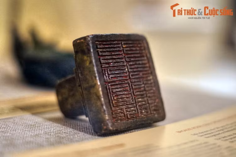 6. “Môn Hạ Sảnh ấn” (BT Lịch sử Quốc gia) là chiếc ấn cổ bằng đồng được phát hiện vào năm 1962 tại xã Hương Giang, huyện Hương Khê, tỉnh Hà Tĩnh. Đây là chiếc ấn hiếm hoi có nội dung rõ ràng, niên đại cụ thể liên quan đến lịch sử hành chính trung ương thời Trần.