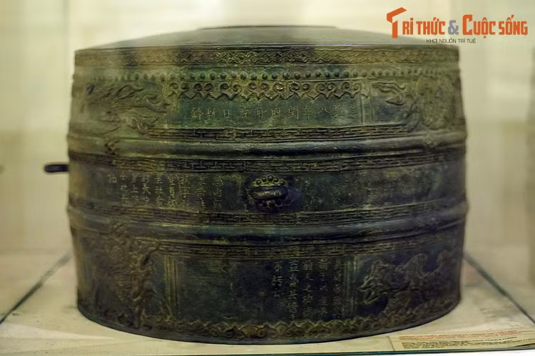 8. Trống đồng Cảnh Thịnh (BT Lịch sử Quốc gia) được đúc năm 1800 dưới triều vua Cảnh Thịnh, là một hiện vật lịch sử đặc biệt của triều đại Tây Sơn. Trống từng được đặt tại chùa Nành (Gia Lâm, Hà Nội) trước khi đưa về lưu trữ và trưng bày ở bảo tàng.