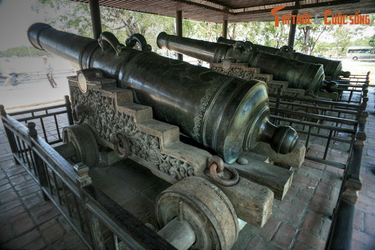 9. Cửu vị thần công (Quần thể di tích Cố đô Huế) là 9 khẩu thần công vua Gia Long cho đúc năm 1803 - 1804 để làm vật chứng cho chiến thắng trước quân Tây Sơn. Mỗi khẩu trong Cửu vị thần công dài 5,1 mét, nặng khoảng 10 tấn, được chạm trổ hoa văn tinh xảo.