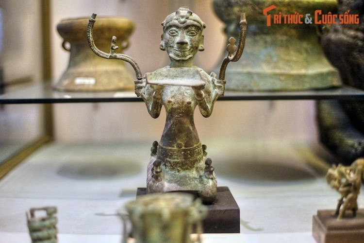 4. Đèn đồng hình người quỳ (BT Lịch sử Quốc gia) là một cổ vật Hậu Đông Sơn, niên đại khoảng 1.700-2.000 năm trước, được tìm thấy tại một khu mộ cổ ở Lạch Trường, Thanh Hóa. Bảo vật này thể hiện kỹ thuật đúc đồng khéo léo và gu thẩm mỹ tinh tế của người Việt 2 thiên niên kỷ trước.