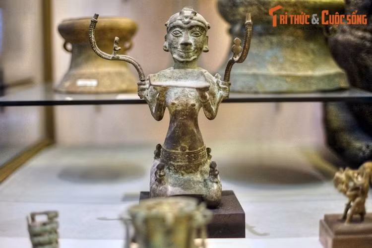 4. Đèn đồng hình người quỳ (BT Lịch sử Quốc gia) là một cổ vật Hậu Đông Sơn, niên đại khoảng 1.700-2.000 năm trước, được tìm thấy tại một khu mộ cổ ở Lạch Trường, Thanh Hóa. Bảo vật này thể hiện kỹ thuật đúc đồng khéo léo và gu thẩm mỹ tinh tế của người Việt 2 thiên niên kỷ trước.