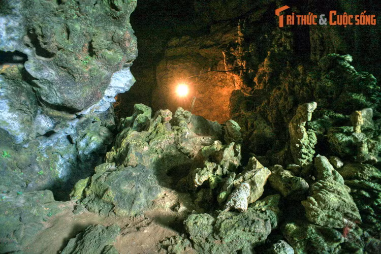 Nỗi lòng nàng thấu đến trời xanh. Mây đen kéo đến, trời đất tối đen như mực, sấm chớp vang trời. Tên trưởng bản và đám tuỳ tùng vô cùng sợ hãi, kẻ nấp dưới gốc cây, kẻ chui vào hốc đá.