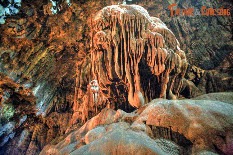 Cái thế giới bằng đá bình yên vĩnh cửu, ẩn chứa nỗi buồn sâu thẳm đó không đổi thay cho đến nay. Đó chính là cảnh quan kỳ vĩ mà du khách có thể chứng kiến trong lòng động Pu Sam Cáp.