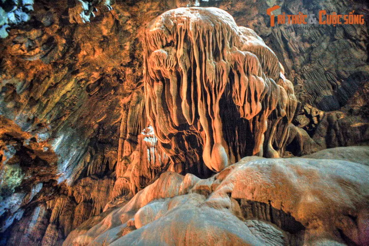 Cái thế giới bằng đá bình yên vĩnh cửu, ẩn chứa nỗi buồn sâu thẳm đó không đổi thay cho đến nay. Đó chính là cảnh quan kỳ vĩ mà du khách có thể chứng kiến trong lòng động Pu Sam Cáp.