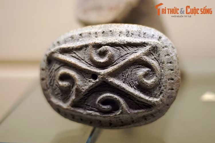 Chân kiềng bằng gốm của văn hóa Gò Mun. Văn hóa Gò Mun thuộc thời hậy kỳ đồ đồng trong lịch sử Việt Nam, niên đại vào khoảng năm 3.000-2.600 năm trước, là sự nối tiếp của văn hóa Đồng Đậu.