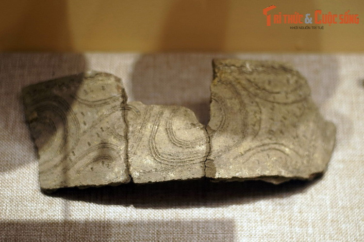 Mảnh đồ gốm trang trí hoa văn của văn hóa Đồng Đậu. Đây là nền văn hóa quan trọng của thời đại tiền Hùng Vương ở Việt Nam. Việc phát hiện các di chỉ thuộc nền văn hóa này khẳng định Bắc Bộ là một trong những cái nôi của nền văn minh trong lịch sử.