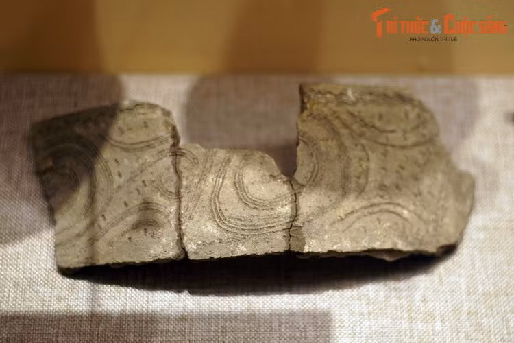 Mảnh đồ gốm trang trí hoa văn của văn hóa Đồng Đậu. Đây là nền văn hóa quan trọng của thời đại tiền Hùng Vương ở Việt Nam. Việc phát hiện các di chỉ thuộc nền văn hóa này khẳng định Bắc Bộ là một trong những cái nôi của nền văn minh trong lịch sử.