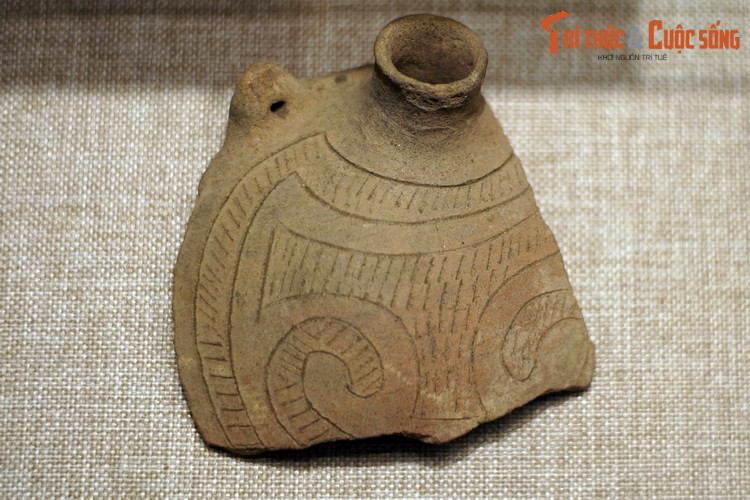 Mảnh đồ gốm trang trí hoa văn của văn hóa Đồng Đậu. Đặc trưng của đồ gốm Đồng Đậu là sự phổ biến của sản phẩm có miệng loe, bẻ xiên, vát mỏng hay trang trí hoa văn lượn sóng.