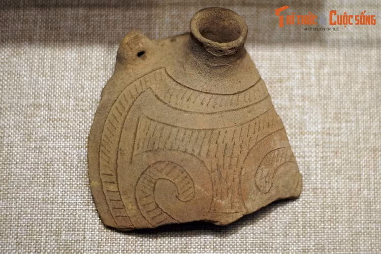 Mảnh đồ gốm trang trí hoa văn của văn hóa Đồng Đậu. Đặc trưng của đồ gốm Đồng Đậu là sự phổ biến của sản phẩm có miệng loe, bẻ xiên, vát mỏng hay trang trí hoa văn lượn sóng.