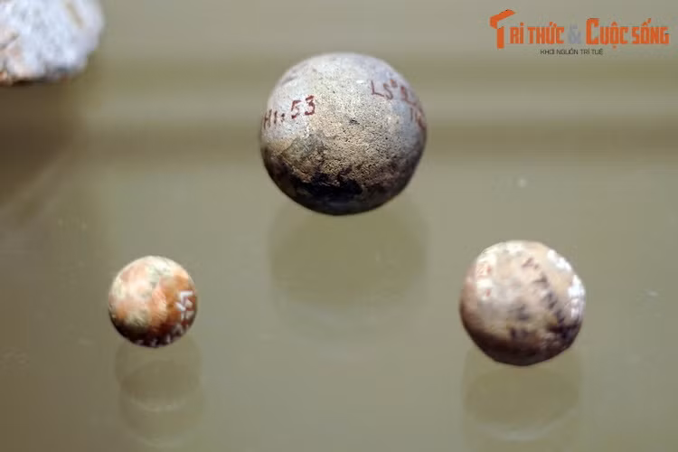 Đạn gốm của văn hóa Đồng Đậu. Theo các nhà nghiên cứu, cư dân Đồng Đậu có một nền kinh tế khá ổn định và phát triển dựa trên nông nghiệp trồng lúa và các cây hoa màu.