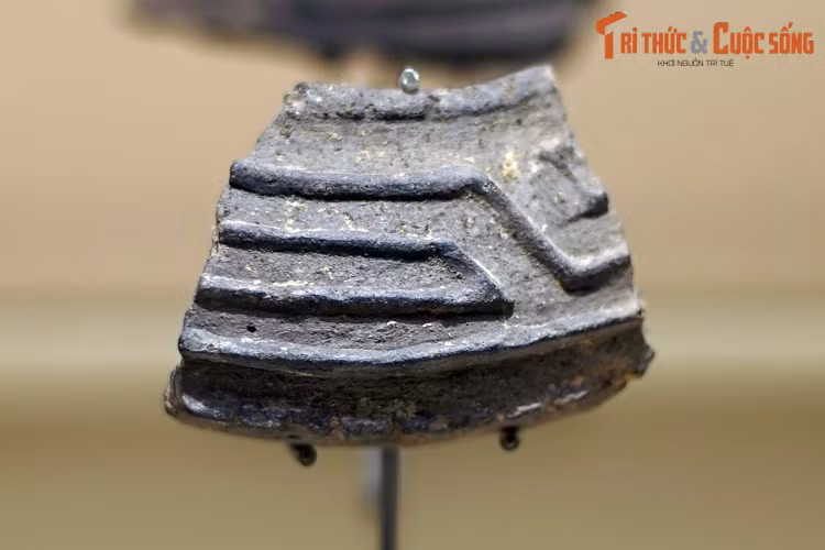 Mảnh đồ gốm trang trí hoa văn của văn hóa Gò Mun. Được phát hiện từ năm 1961 ở Phú Thọ, địa bàn của văn hóa Gò Mun gần như trùng với các địa điểm của nền văn hóa Đồng Đậu trước đó. Các di chỉ quan trọng nằm ở tỉnh Vĩnh Phúc, Hà Tây, Bắc Ninh, Hà Nội.