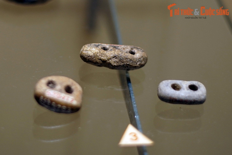 Dọi xe chỉ của văn hóa Đồng Đậu. Các món đồ gốm chiếm số lượng lớn trong các di vật Đồng Đậu. Người Đồng Đậu đã tiếp thu những kỹ thuật, thành tựu của cư dân Phùng Nguyên trong việc chế tác đá và làm gốm, tạo nên những sản phẩm đa dạng phục vụ sinh hoạt, sản xuất.