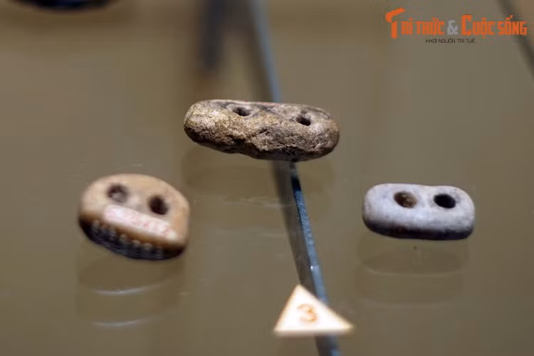 Dọi xe chỉ của văn hóa Đồng Đậu. Các món đồ gốm chiếm số lượng lớn trong các di vật Đồng Đậu. Người Đồng Đậu đã tiếp thu những kỹ thuật, thành tựu của cư dân Phùng Nguyên trong việc chế tác đá và làm gốm, tạo nên những sản phẩm đa dạng phục vụ sinh hoạt, sản xuất.