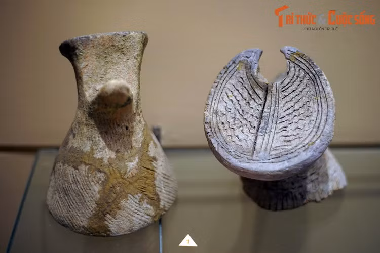 Chân kiềng gốm của văn hóa Đồng Đậu. Nền văn hóa này được phát hiện tình cờ vào năm 1962 tại địa phận xã Minh Tân, huyện Yên Lạc, tỉnh Vĩnh Phúc. Các cuộc khai quật sau này mở rộng phạm vi của văn hóa Đồng Đậu ra các tỉnh Phú Thọ, Hà Tây cũ, Thanh Hóa, và cả thủ đô Hà Nội.