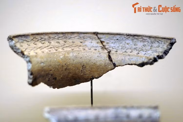 Mảnh miệng đồ đựng bằng gốm của văn hóa Gò Mun. Vào giai đoạn Gò Mun, cuộc sống người Việt cổ đã có những chuyển biến rõ rệt để đạt tới một xã hội phức tạp, thúc đẩy việc ra đời nhà nước sơ khai của người Việt trong nền văn hóa Đông Sơn.