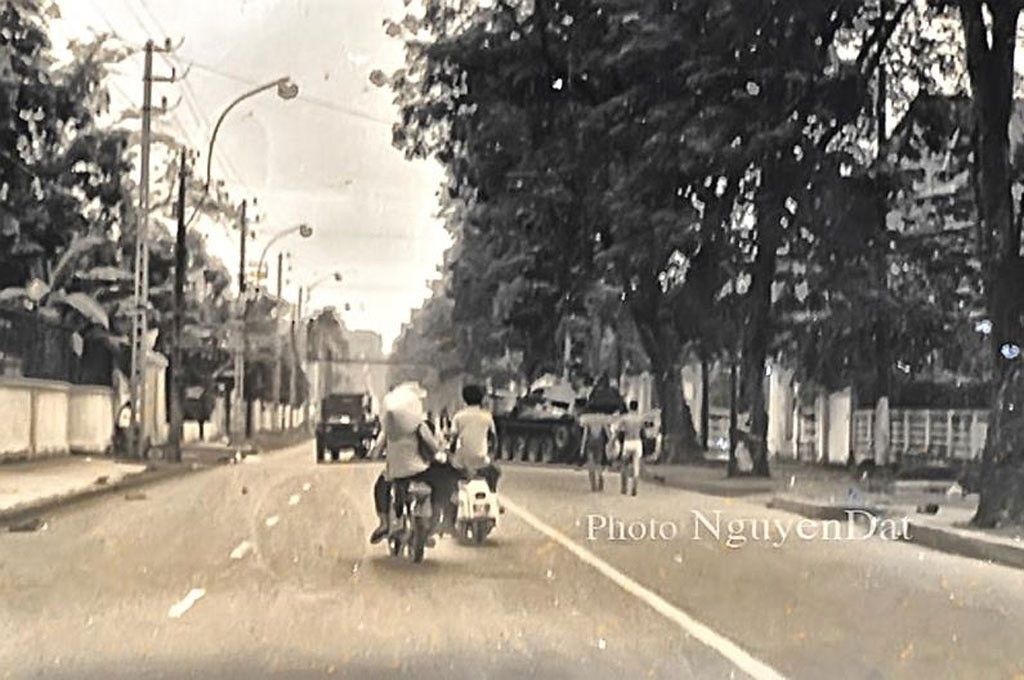 Buổi sáng ngày 30/4/1975 trên đường Võ Thị Sáu (đường Hiền Vương cũ).
