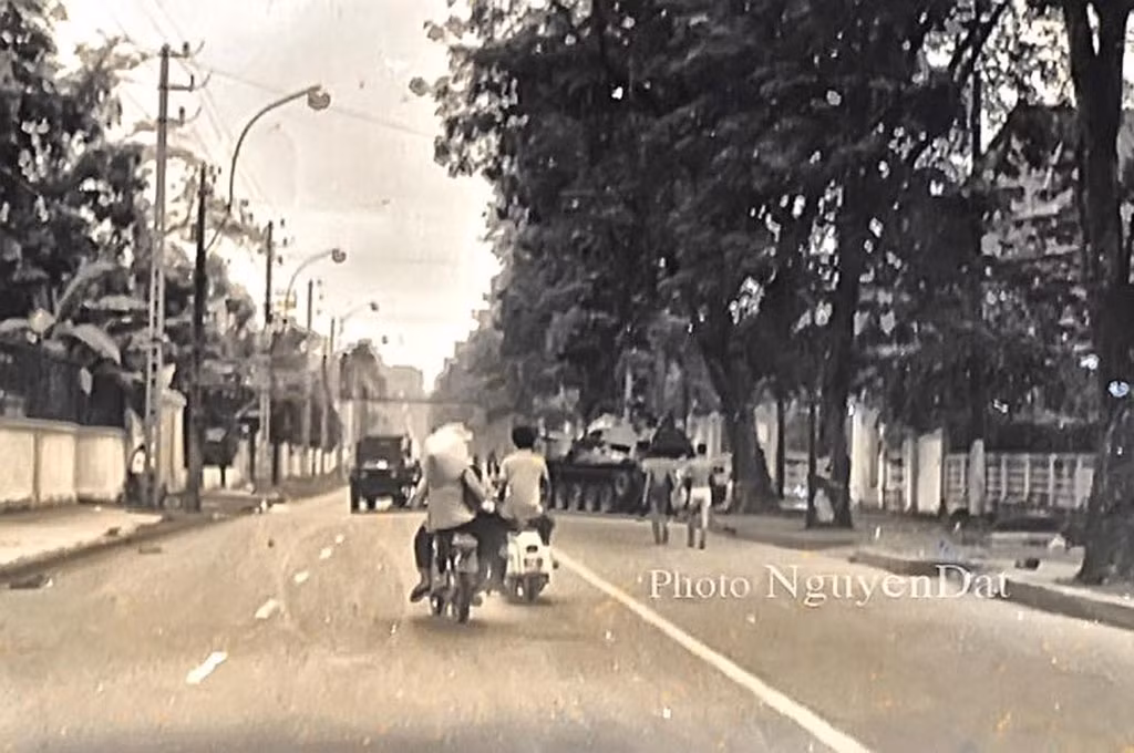 Buổi sáng ngày 30/4/1975 trên đường Võ Thị Sáu (đường Hiền Vương cũ).