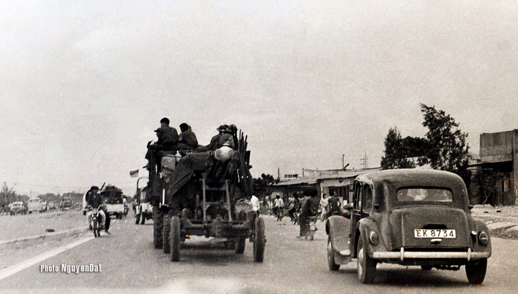 Sau nhiều ngày bị phong tỏa do chiến sự, xa lộ Biên Hòa lại nhộn nhịp xe cộ qua lại. Ảnh chụp ở ở khu vực nhà máy xi măng Hà Tiên, gần trạm thu phí xa lộ Hà Nội hiện nay, 15h ngày 30/4/1975.