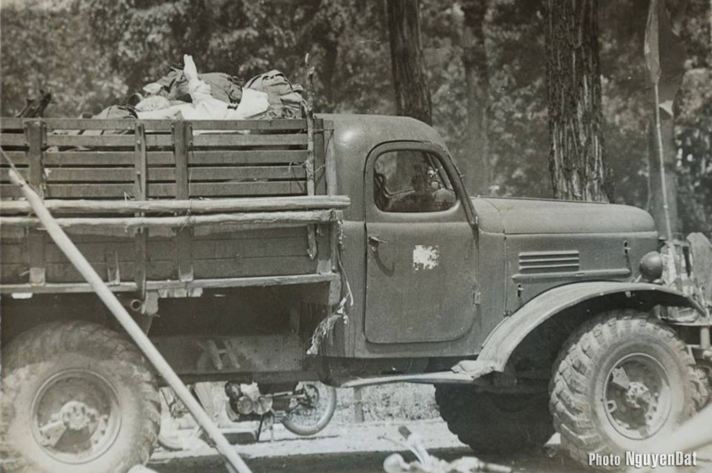 12 giờ ngày 30/4/1975 tại cổng Dinh Độc lập, lần đầu tiên nhìn thấy chiếc xe mà dân miền Nam hay gọi là "Motolova".