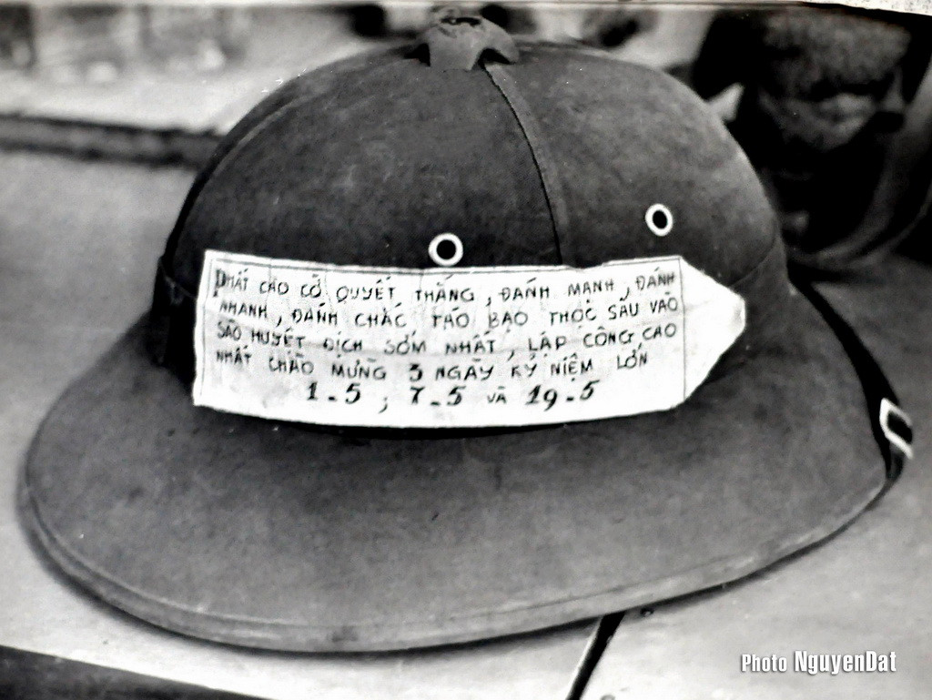 Chiếc nón cối của chiến sĩ giải phóng được chụp tại cầu Thị Nghè. Tinh thần chống giặc đầy quyết tâm viết trên mũ vẫn mang nhiều ý nghĩa trong công cuộc chống dịch hiện tại.