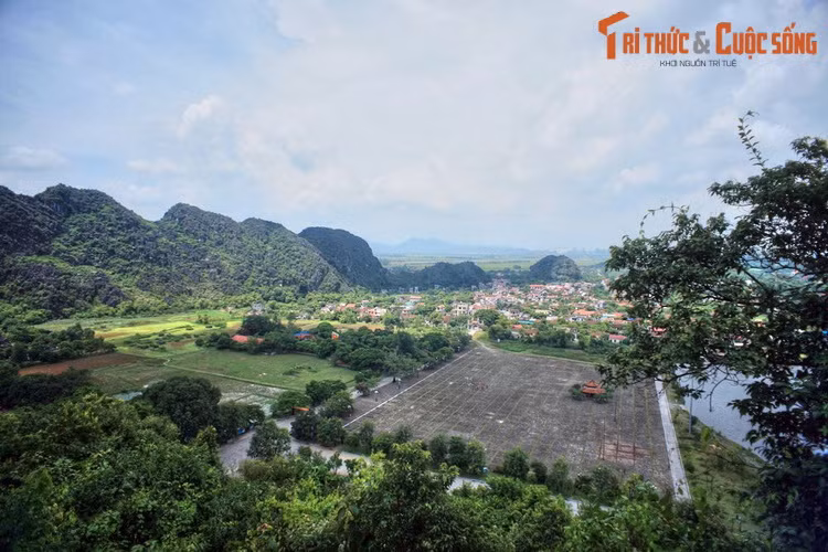 1. Nằm ở tỉnh Ninh Bình, Cố đô Hoa Lư là một trong 4 vùng lõi của quần thể Di sản thế giới Tràng An, được UNESCO công nhận năm 2014. Đây chính là kinh đô đầu tiên của nhà nước phong kiến trung ương tập quyền Việt Nam. Ảnh: Cố đô Hoa Lư nhìn từ núi Mã Yên.
