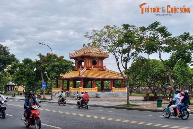 3. Nằm ở trung tâm thành phố Huế, Kinh thành Huế là nơi đóng đô của triều Nguyễn từ năm 1802 đến 1945. Đây là một cụm di tích có vị trí đặc biệt quan trong trong Quần thể di tích Cố đô Huế, Di sản thế giới được công nhận vào năm 1993. Ảnh: Phu Văn Lâu của Kinh thành Huế.