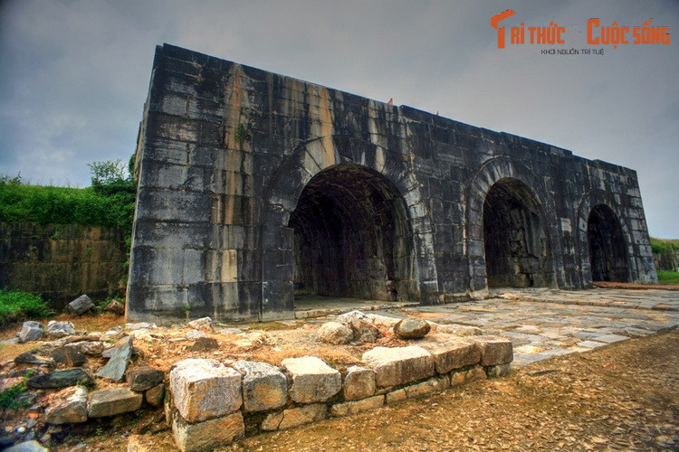 Theo sử sách, tòa thành này được xây vào năm 1397, cuối triều Trần, trong thời gian chỉ khoảng 3 tháng. Thành được Tể tướng Hồ Quý Ly cho xây dựng trên quê nhà với ý đồ sâu xa là phế bỏ vương triều Trần. Ảnh: Cửa Nam của thành nhà Hồ.