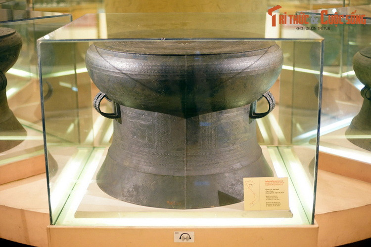 1. Được phát hiện vào khoảng năm 1893 - 1894 ở làng Ngọc Lũ, phủ Lý Nhân, tỉnh Hà Nam, Bảo vật quốc gia trống đồng Ngọc Lũ I (lưu giữ và trưng bày tại (BT Lịch sử Quốc gia) được đánh giá là chiếc trống đồng đẹp nhất của văn hóa Đông Sơn từng được tìm thấy từ trước đến nay.