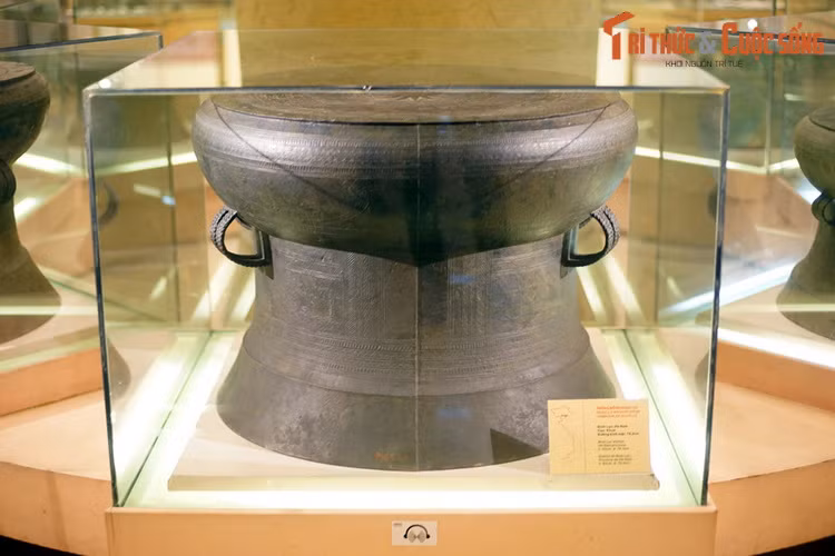 1. Được phát hiện vào khoảng năm 1893 - 1894 ở làng Ngọc Lũ, phủ Lý Nhân, tỉnh Hà Nam, Bảo vật quốc gia trống đồng Ngọc Lũ I (lưu giữ và trưng bày tại (BT Lịch sử Quốc gia) được đánh giá là chiếc trống đồng đẹp nhất của văn hóa Đông Sơn từng được tìm thấy từ trước đến nay.