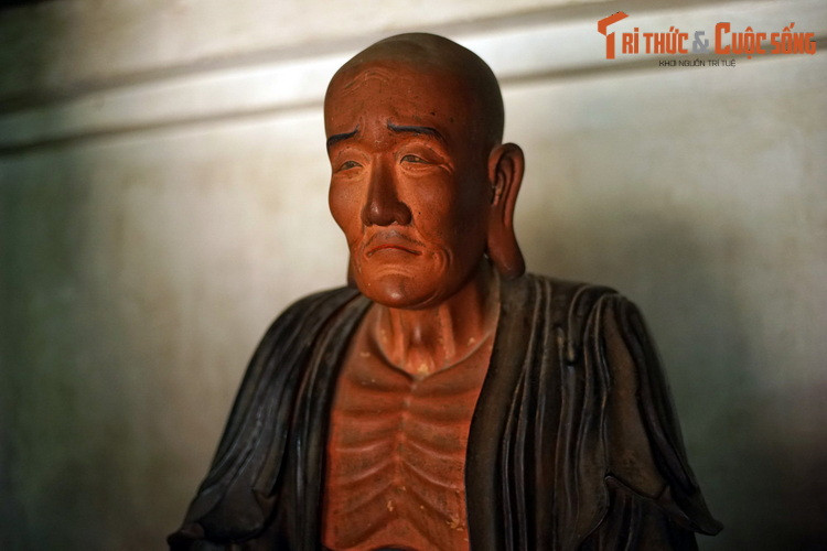 Rất nhiều người Việt biết đến 18 vị La Hán chùa Tây Phương qua bài thơ "Các vị La Hán chùa Tây Phương" của nhà thơ Huy Cận. Bài thơ đã được đưa vào sách giáo khoa, mở đầu bằng câu "Các vị La Hán chùa Tây Phương/ Tôi đến thăm về lòng vấn vương...".