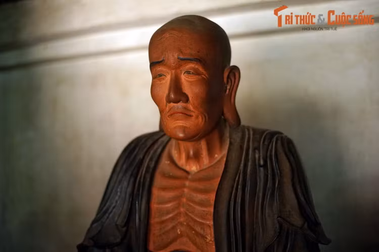 Rất nhiều người Việt biết đến 18 vị La Hán chùa Tây Phương qua bài thơ "Các vị La Hán chùa Tây Phương" của nhà thơ Huy Cận. Bài thơ đã được đưa vào sách giáo khoa, mở đầu bằng câu "Các vị La Hán chùa Tây Phương/ Tôi đến thăm về lòng vấn vương...".