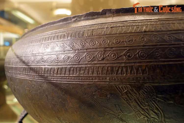 Nét đặc sắc nhất của trống đồng này là hệ thống hoa văn hết sức phong phú, được chia làm hai loại là hoa văn hình học và hoa văn người, động vật và đồ vật. Có thể nói đây là một kiệt tác được sáng tạo trong thời kỳ cực thịnh của văn hóa Đông Sơn.