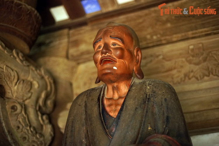 Trái với sự tĩnh tại thường thấy ở tượng Phật giáo Việt Nam, tượng 18 vị La Hán chùa Tây Phương mang dáng vẻ cực kỳ sinh động, không bức tượng nào giống bức tượng nào. Ẩn sau từng đường nét của tượng là các thông điệp giàu ý nghĩa về lịch sử, xã hội, tư tưởng, triết lý...