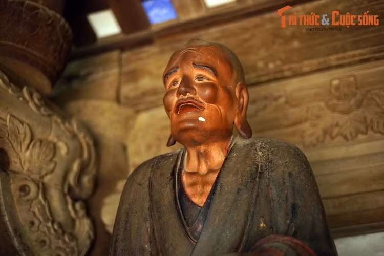 Trái với sự tĩnh tại thường thấy ở tượng Phật giáo Việt Nam, tượng 18 vị La Hán chùa Tây Phương mang dáng vẻ cực kỳ sinh động, không bức tượng nào giống bức tượng nào. Ẩn sau từng đường nét của tượng là các thông điệp giàu ý nghĩa về lịch sử, xã hội, tư tưởng, triết lý...