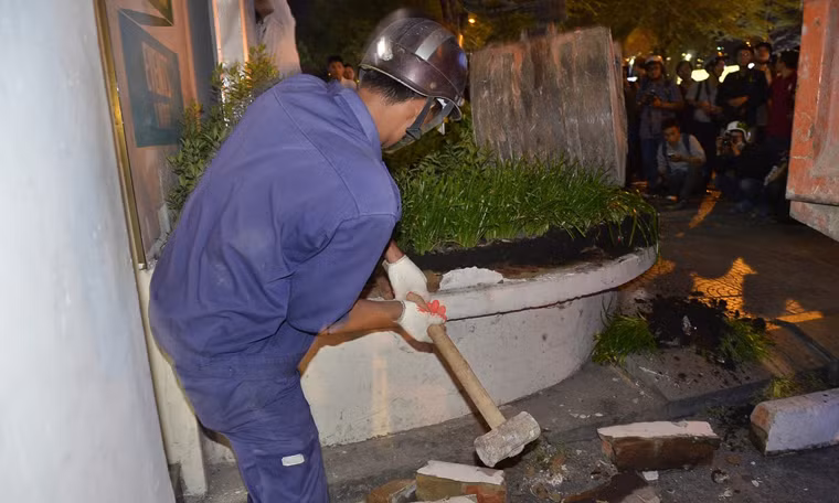 Nhiều công trình, tiểu cảnh vi phạm cũng đã bị phá bỏ trong đêm.