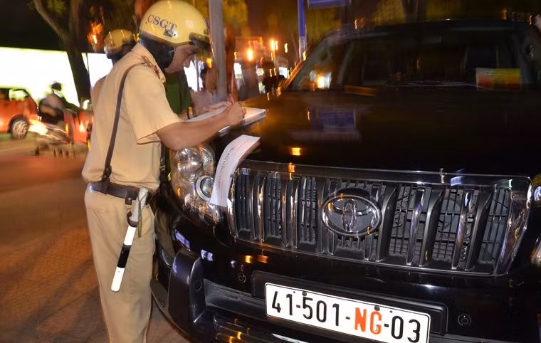 Trong quá trình xử lý, không xuất hiện 2 tài xế liên quan nên CSGT đã lập biên bản, niêm phong và tiến hành điều xe chuyên dụng cẩu về trụ sở để xử lý.