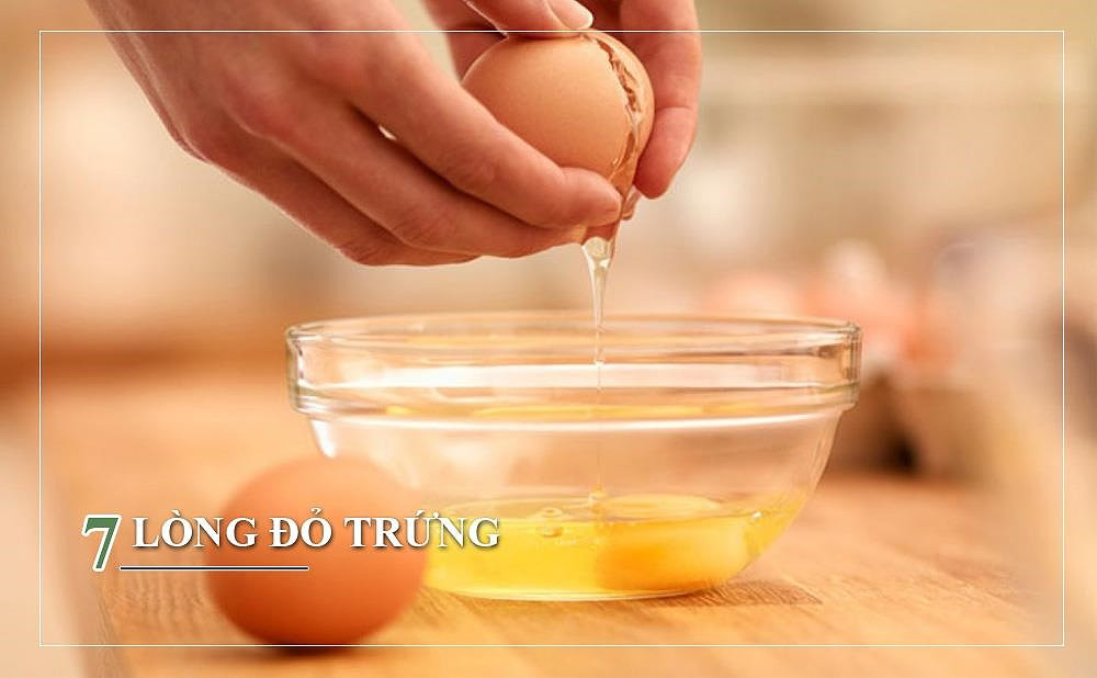 Lòng đỏ trứng chứa lutein giúp chữa lành tóc dễ gãy, hạn chế việc chẻ ngọn và làm bóng tóc. Có thể làm mặt nạ tóc bằng cách trộn hỗn hợp dầu ôliu cùng trứng, đánh đều và ủ trong 20 phút.