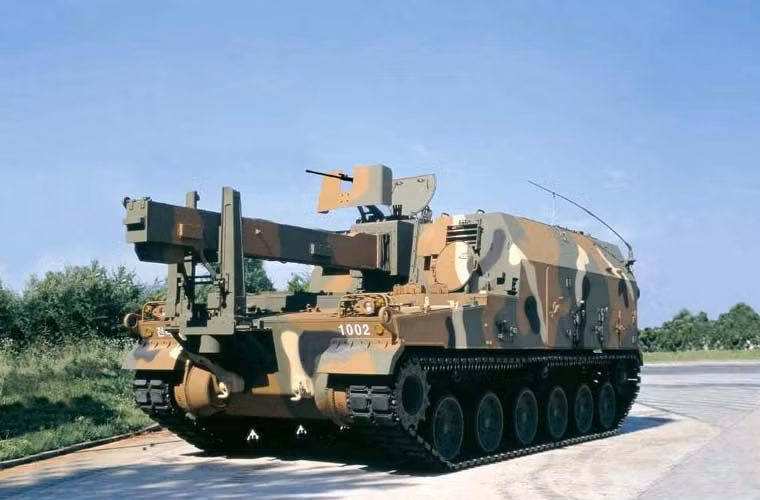 Ngoài 48 quả đạn pháo 155mm trong xe, trong chiến đấu K9 có thể nhận tiếp tế đạn dược từ xe nạp tự hành K10.