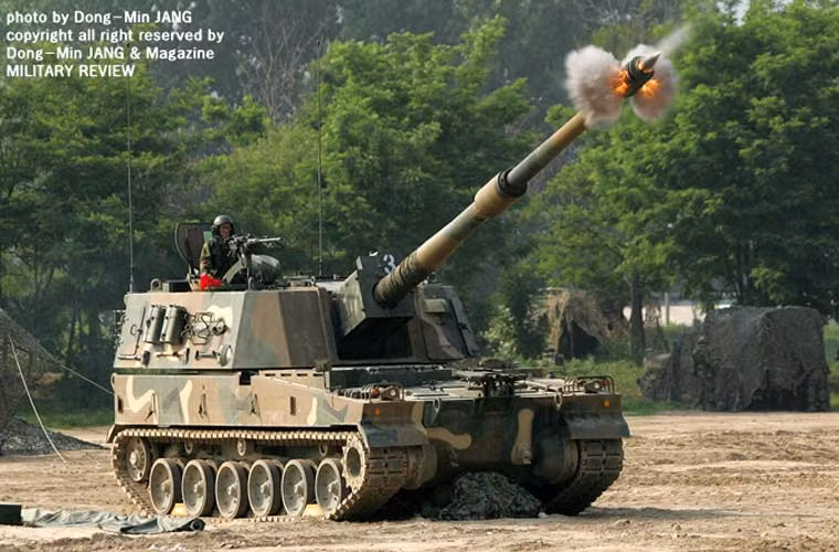 Khả năng cao loại pháo tự hành cỡ nòng 155mm này chính là pháo tự hành K9 Thunder – loại pháo mạnh nhất của Lục quân Hàn Quốc thường xuyên được bố trí gần DMZ hoặc các vùng giáp danh với Triều Tiên.